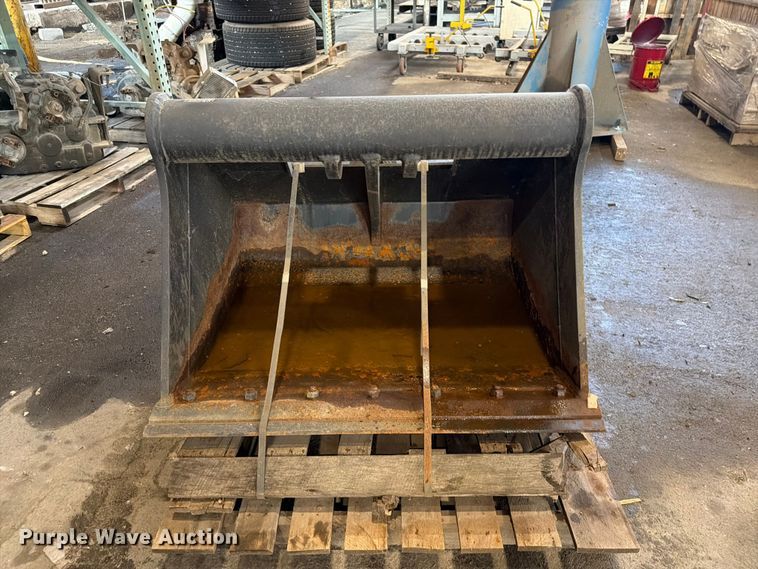 image for item DQ7781 2016 Central Fabricators bucket