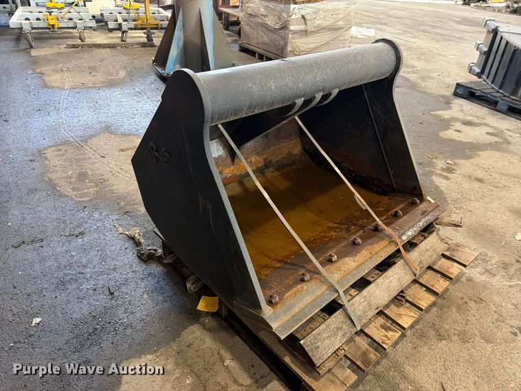 image for item DQ7781 2016 Central Fabricators bucket