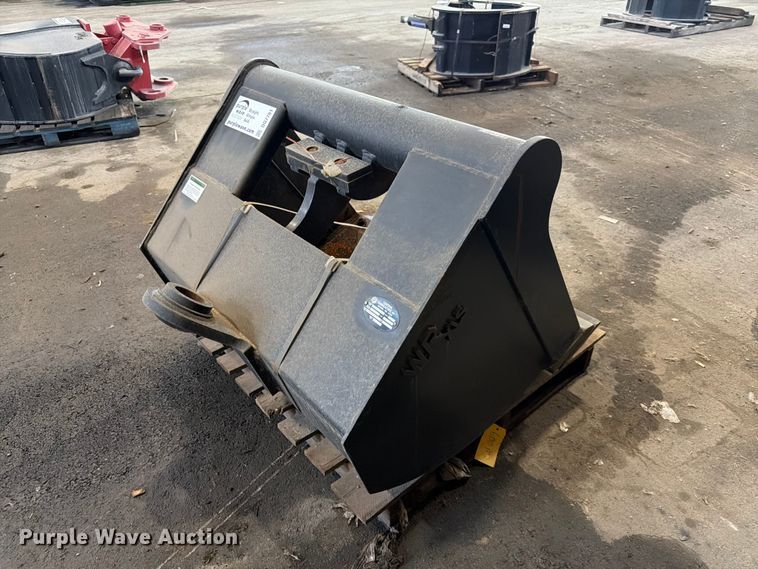 image for item DQ7781 2016 Central Fabricators bucket