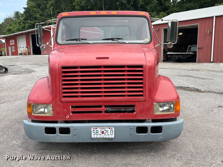 image for item DQ7789 1995 International 4700 flatbed truck