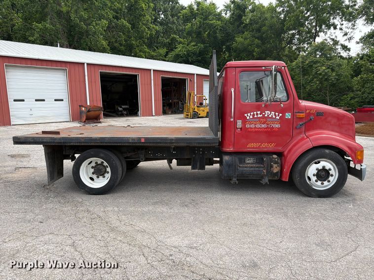 image for item DQ7789 1995 International 4700 flatbed truck