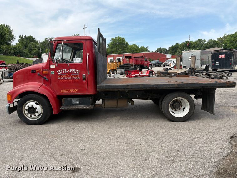 image for item DQ7789 1995 International 4700 flatbed truck