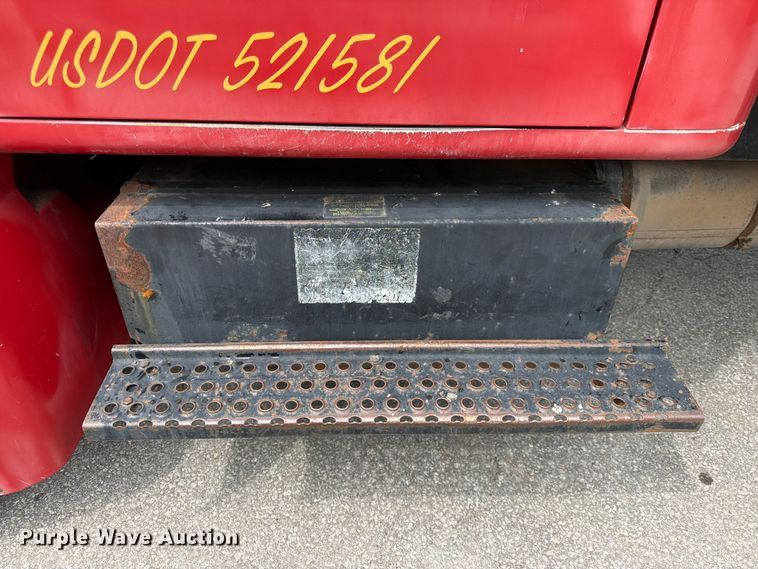 image for item DQ7789 1995 International 4700 flatbed truck