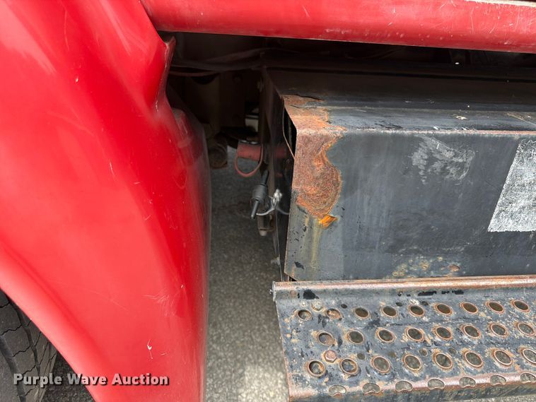 image for item DQ7789 1995 International 4700 flatbed truck