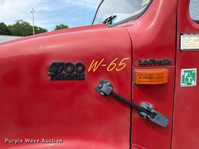 image for item DQ7789 1995 International 4700 flatbed truck