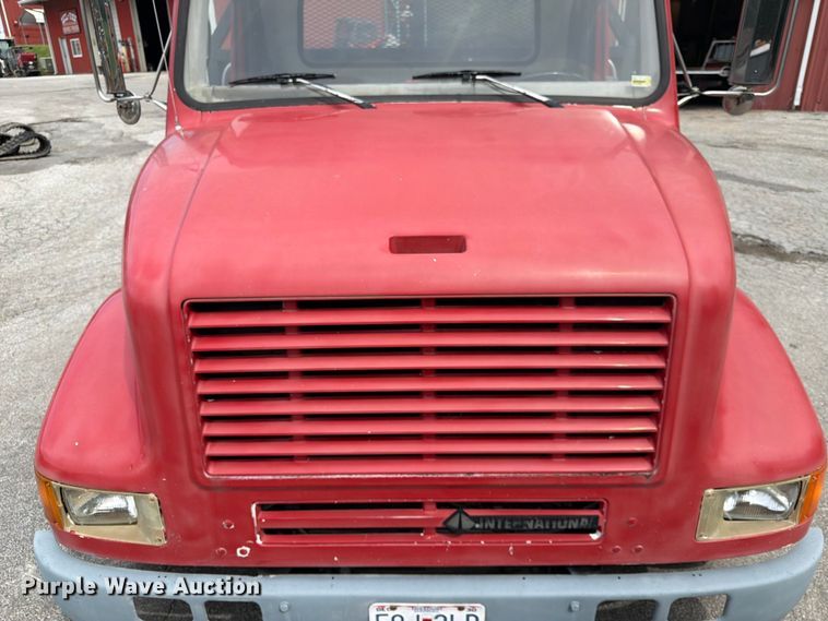 image for item DQ7789 1995 International 4700 flatbed truck