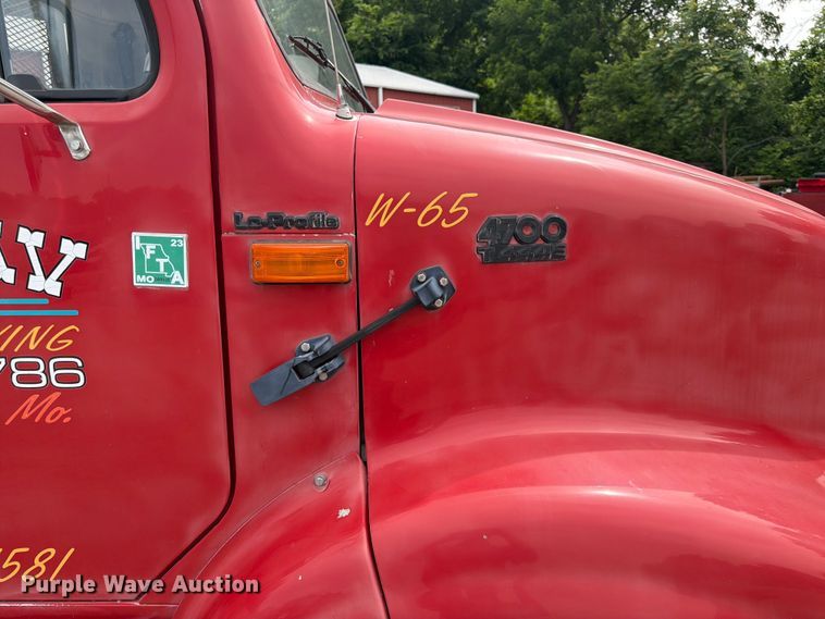 image for item DQ7789 1995 International 4700 flatbed truck