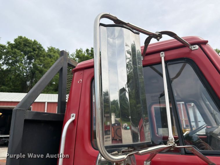 image for item DQ7789 1995 International 4700 flatbed truck