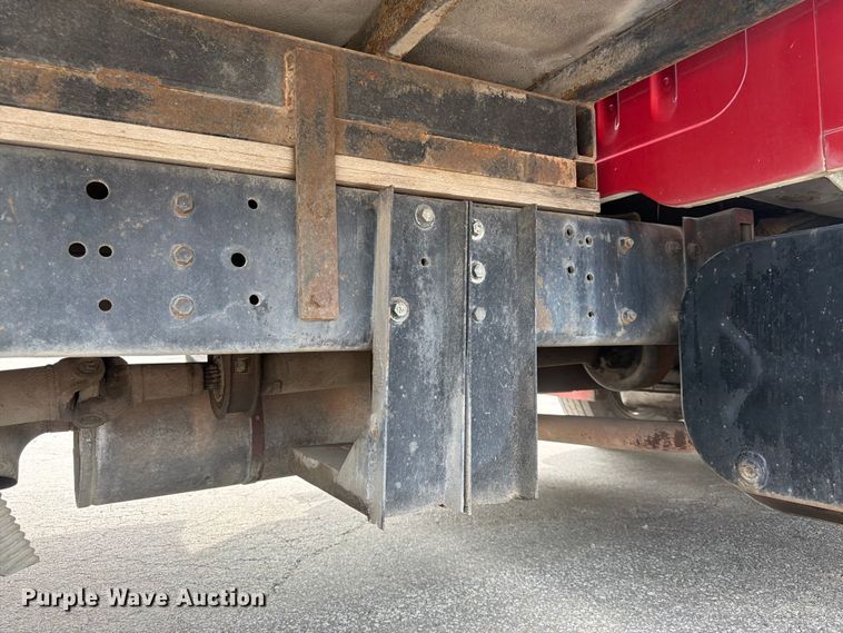 image for item DQ7789 1995 International 4700 flatbed truck