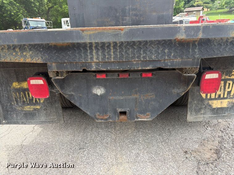 image for item DQ7789 1995 International 4700 flatbed truck