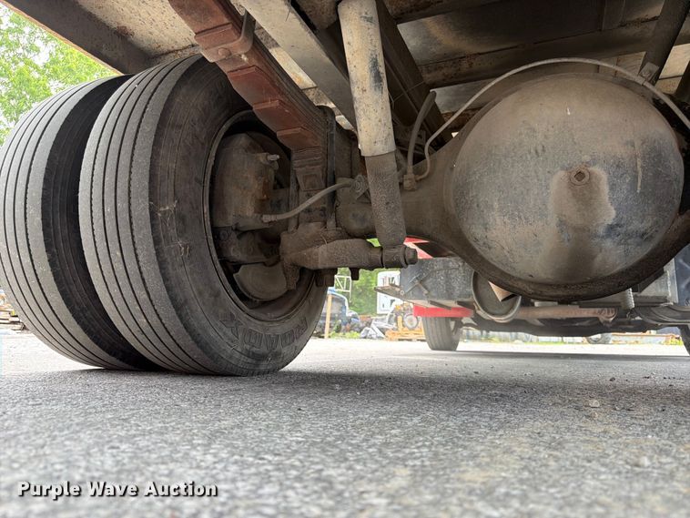image for item DQ7789 1995 International 4700 flatbed truck