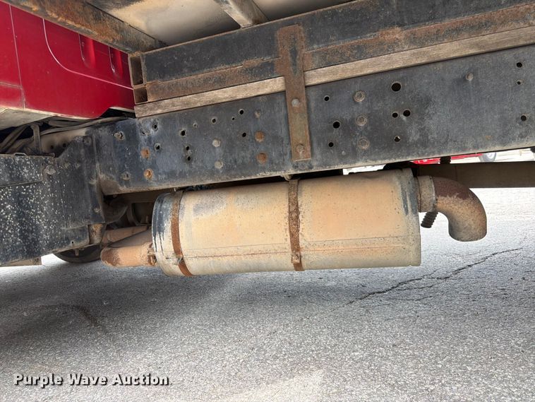 image for item DQ7789 1995 International 4700 flatbed truck