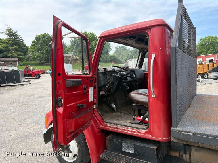 image for item DQ7789 1995 International 4700 flatbed truck