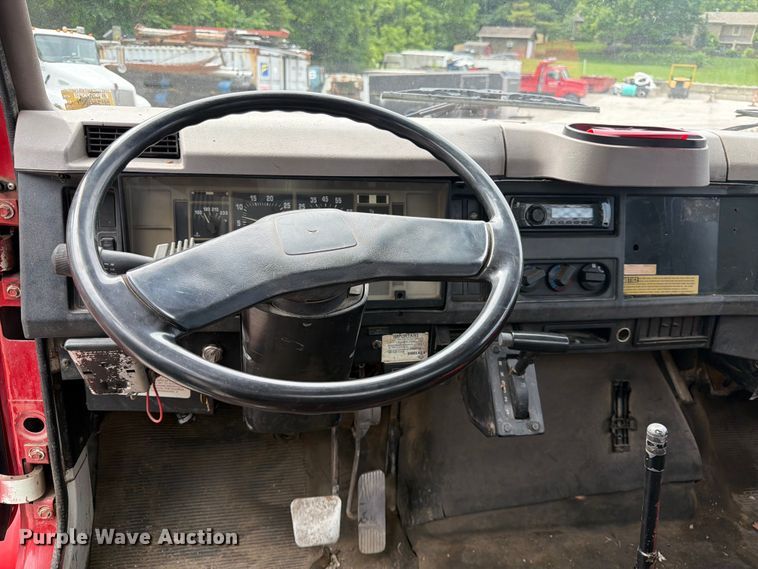 image for item DQ7789 1995 International 4700 flatbed truck