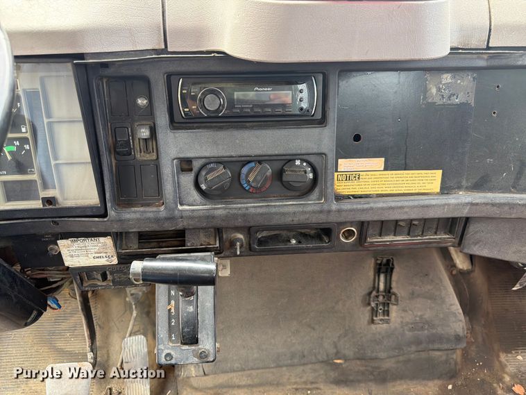 image for item DQ7789 1995 International 4700 flatbed truck