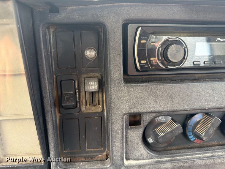 image for item DQ7789 1995 International 4700 flatbed truck