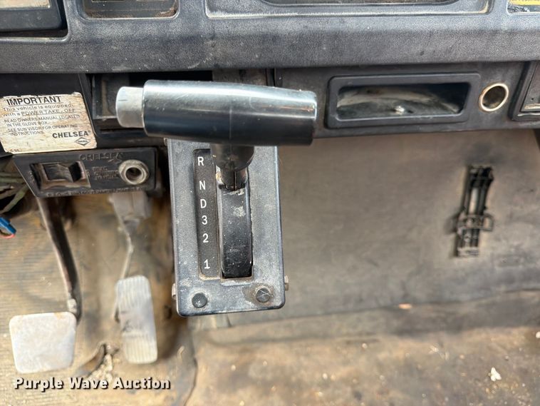 image for item DQ7789 1995 International 4700 flatbed truck
