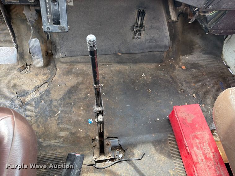 image for item DQ7789 1995 International 4700 flatbed truck