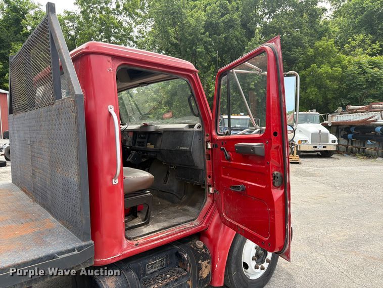 image for item DQ7789 1995 International 4700 flatbed truck