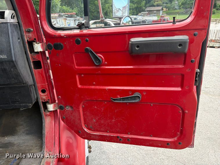 image for item DQ7789 1995 International 4700 flatbed truck