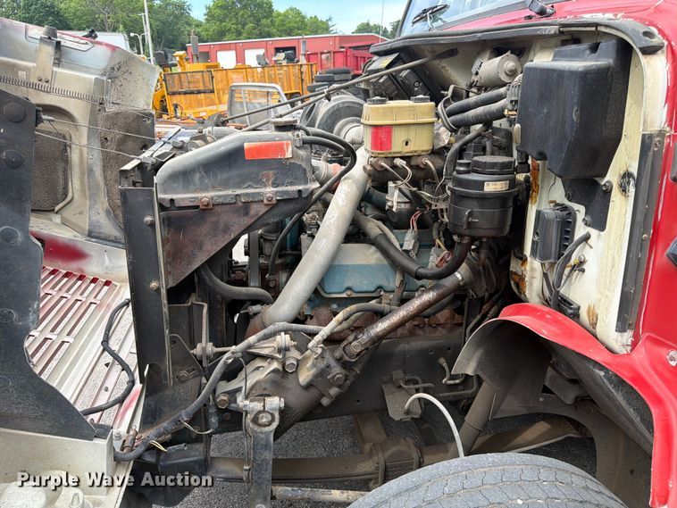 image for item DQ7789 1995 International 4700 flatbed truck