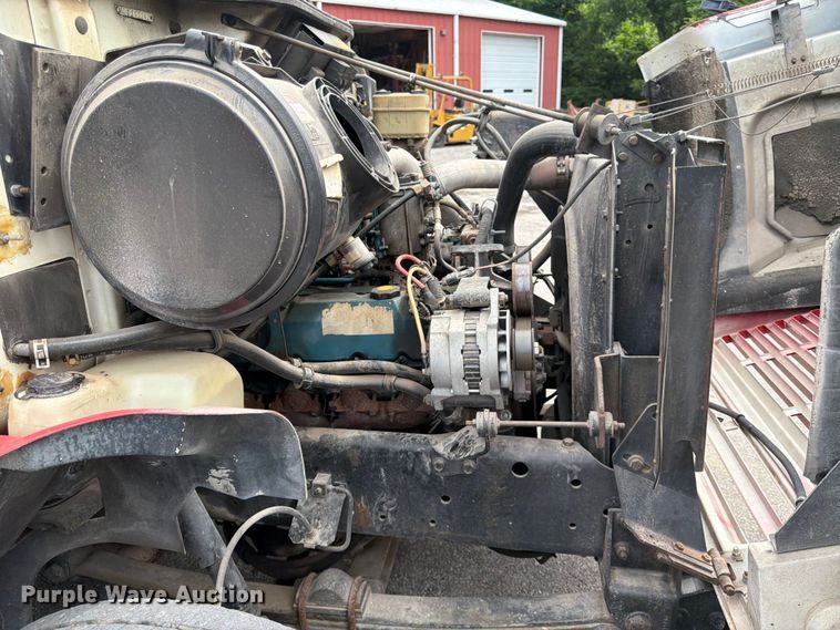 image for item DQ7789 1995 International 4700 flatbed truck