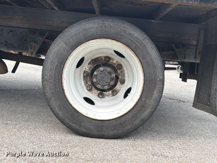 image for item DQ7789 1995 International 4700 flatbed truck