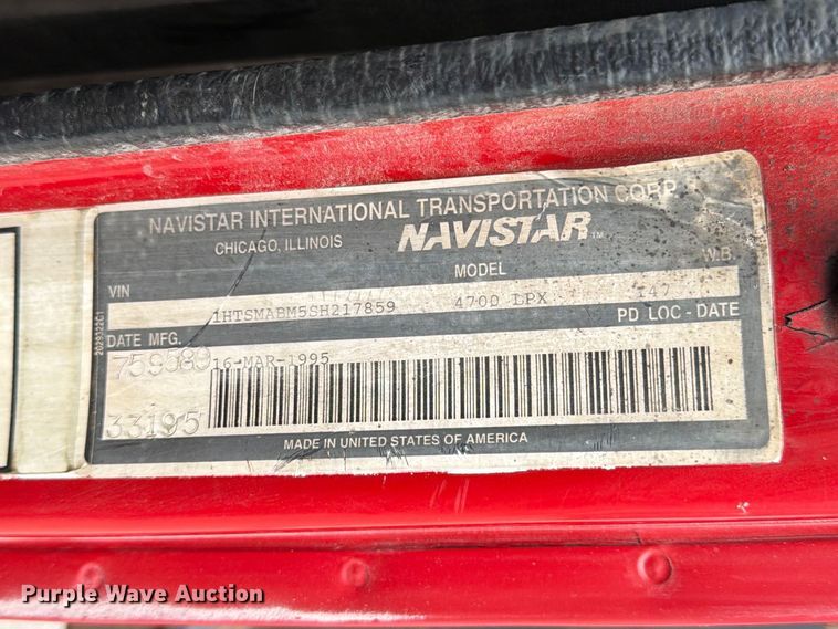 image for item DQ7789 1995 International 4700 flatbed truck