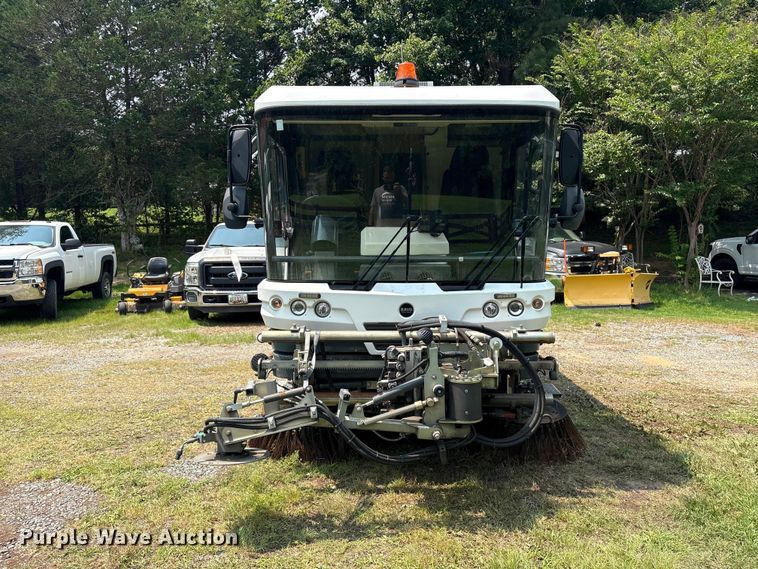 image for item DT2903 2014 Ravo 5 Series 540 street sweeper truck