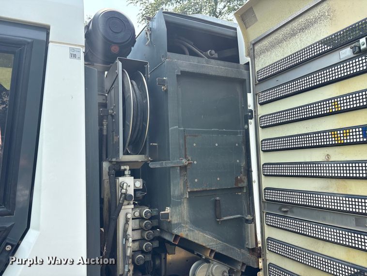 image for item DT2903 2014 Ravo 5 Series 540 street sweeper truck