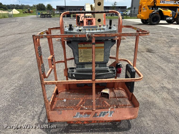 image for item DV7260 2006 JLG E400AJPN boom lift