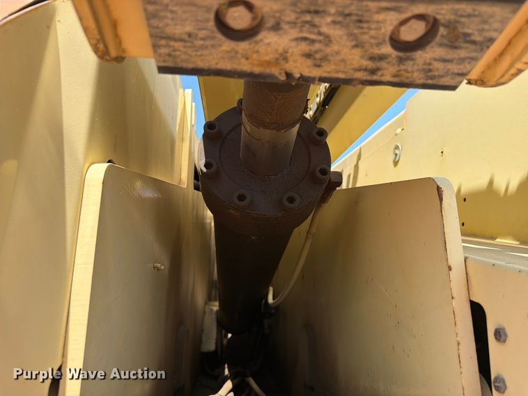 image for item DV8521 2000 JLG 660SJ boom lift