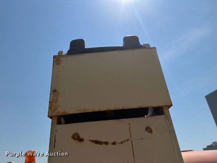 image for item DV8521 2000 JLG 660SJ boom lift