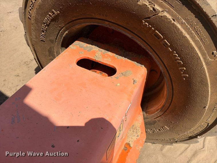 image for item DV8521 2000 JLG 660SJ boom lift