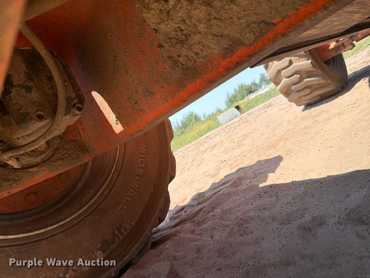 image for item DV8521 2000 JLG 660SJ boom lift