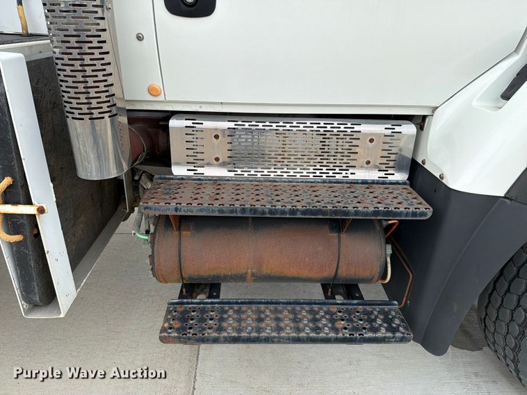 image for item DV8548 2011 International SX537 bucket truck