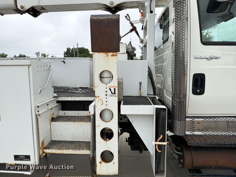 image for item DV8548 2011 International SX537 bucket truck