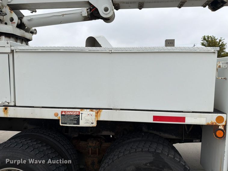 image for item DV8548 2011 International SX537 bucket truck