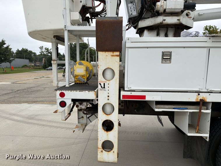 image for item DV8548 2011 International SX537 bucket truck