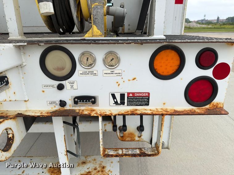 image for item DV8548 2011 International SX537 bucket truck
