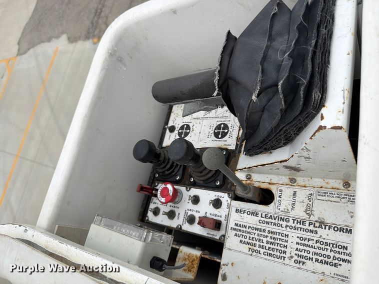 image for item DV8548 2011 International SX537 bucket truck