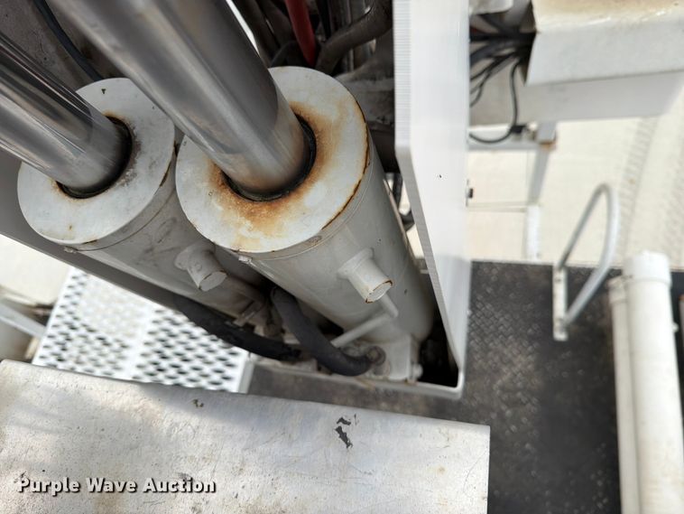 image for item DV8548 2011 International SX537 bucket truck