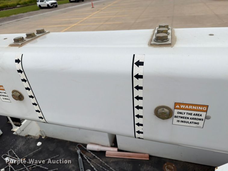 image for item DV8548 2011 International SX537 bucket truck