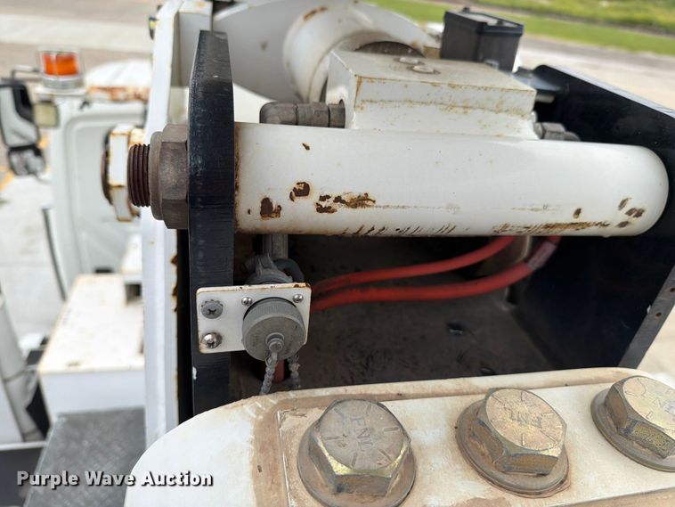 image for item DV8548 2011 International SX537 bucket truck