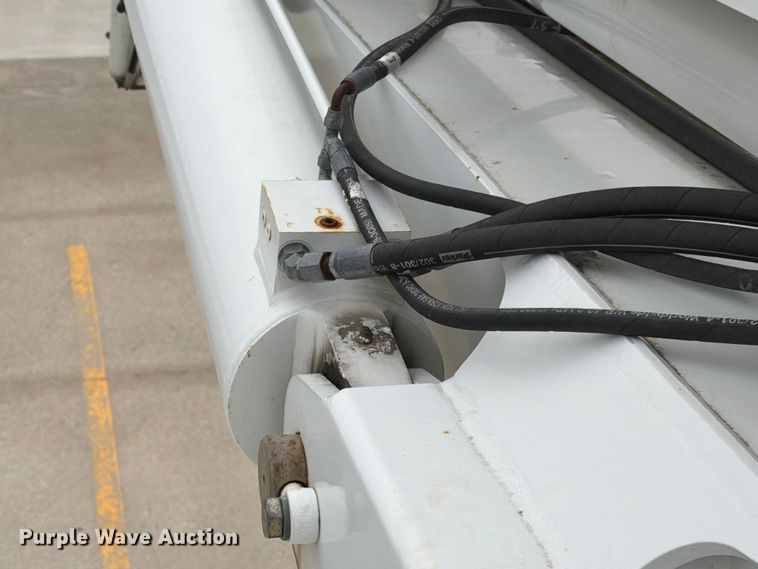 image for item DV8548 2011 International SX537 bucket truck