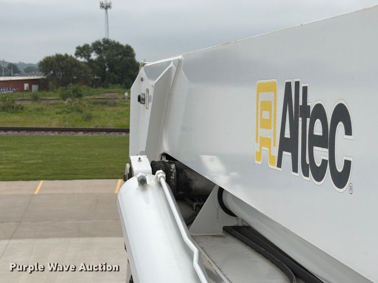 image for item DV8548 2011 International SX537 bucket truck