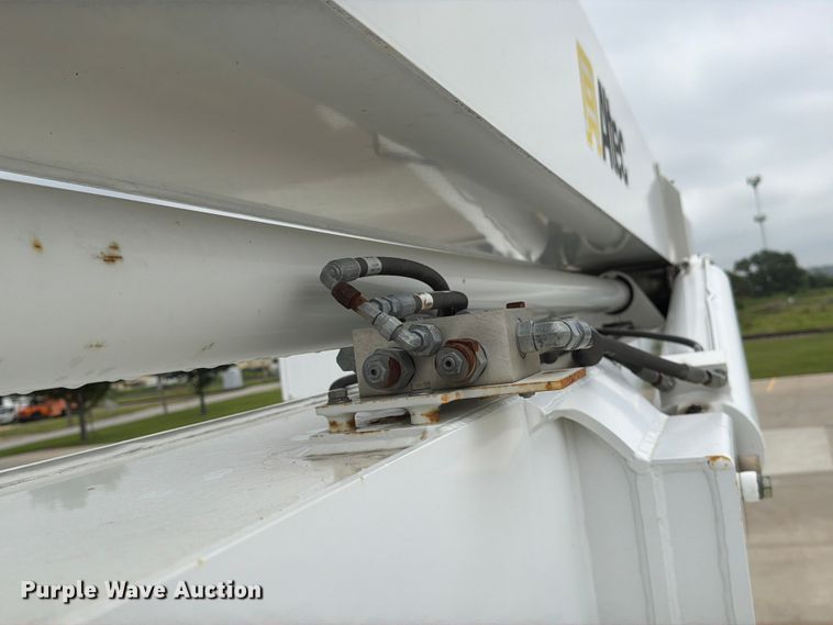 image for item DV8548 2011 International SX537 bucket truck
