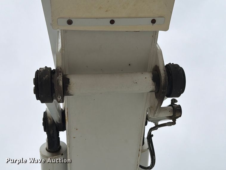 image for item DV8548 2011 International SX537 bucket truck