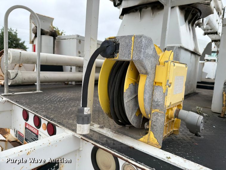 image for item DV8548 2011 International SX537 bucket truck
