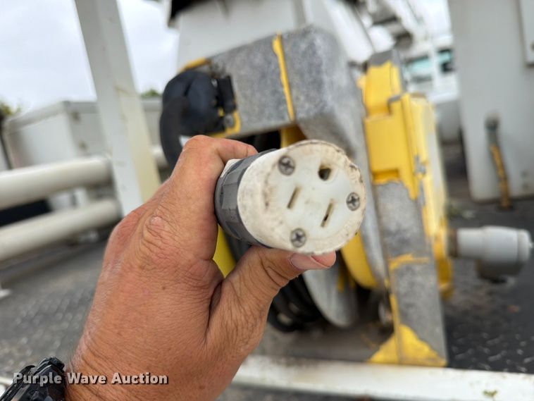 image for item DV8548 2011 International SX537 bucket truck